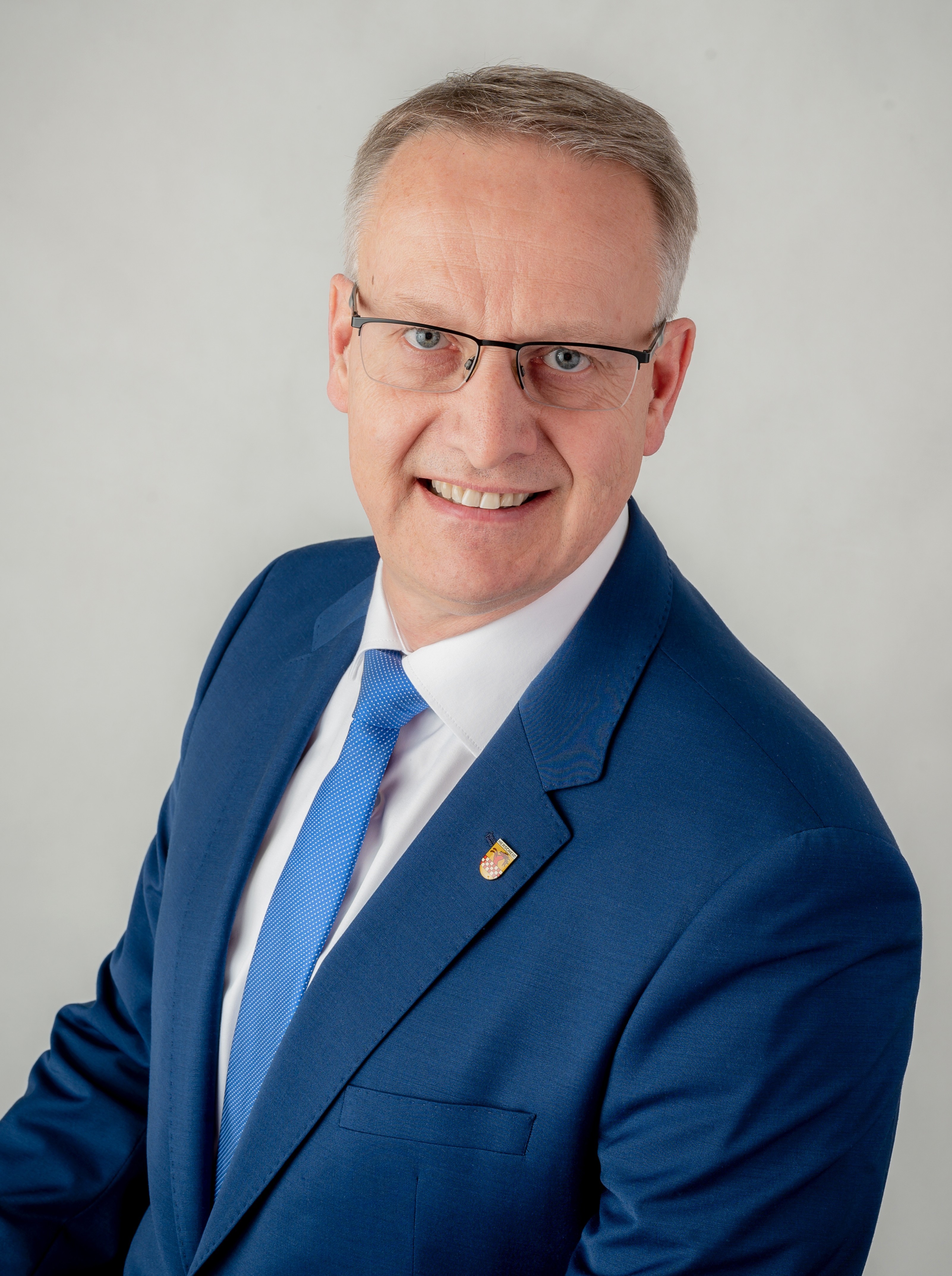 Bürgermeister Uwe Schmalenbach lächelt in die Kamera.