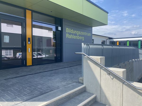 Der Eingang und die Ansicht auf den Eingangsbereich mit Treppe des Bildungszentrum Rahlenberg.