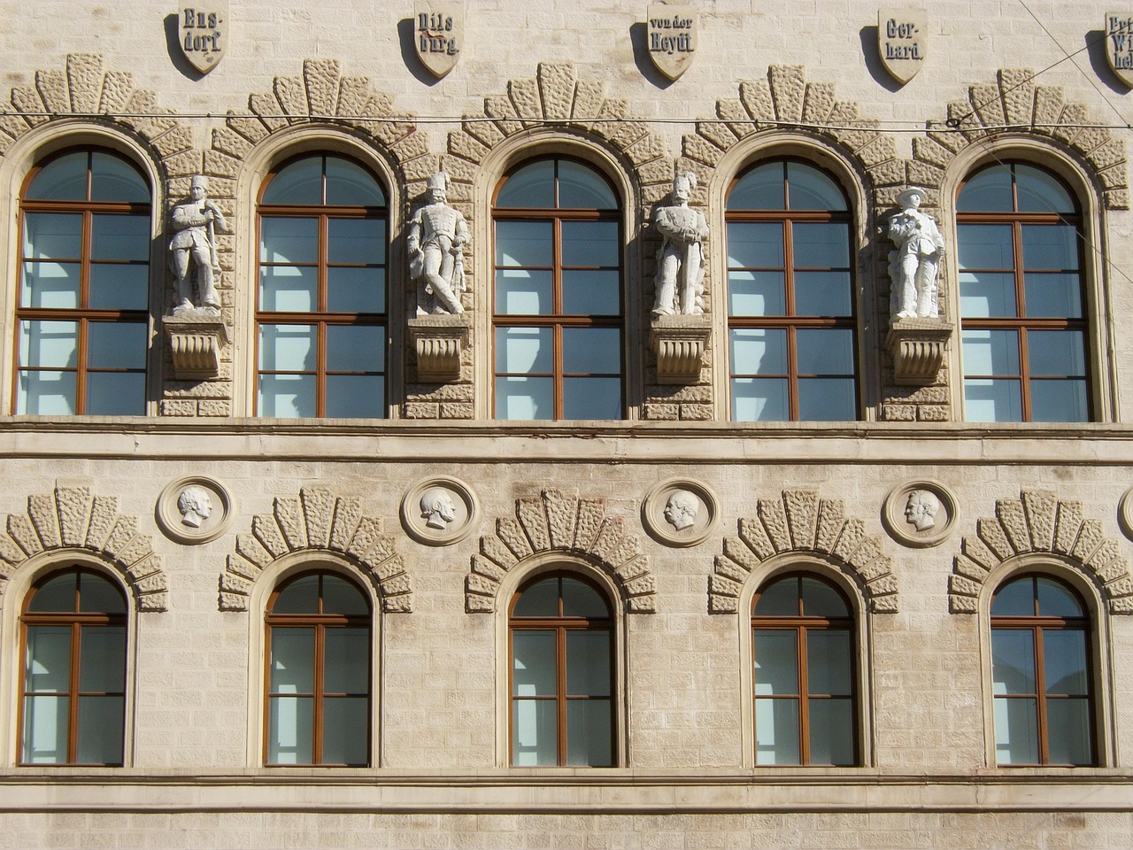 Eine Ansicht auf ein historisches Gerichtsgebäude.