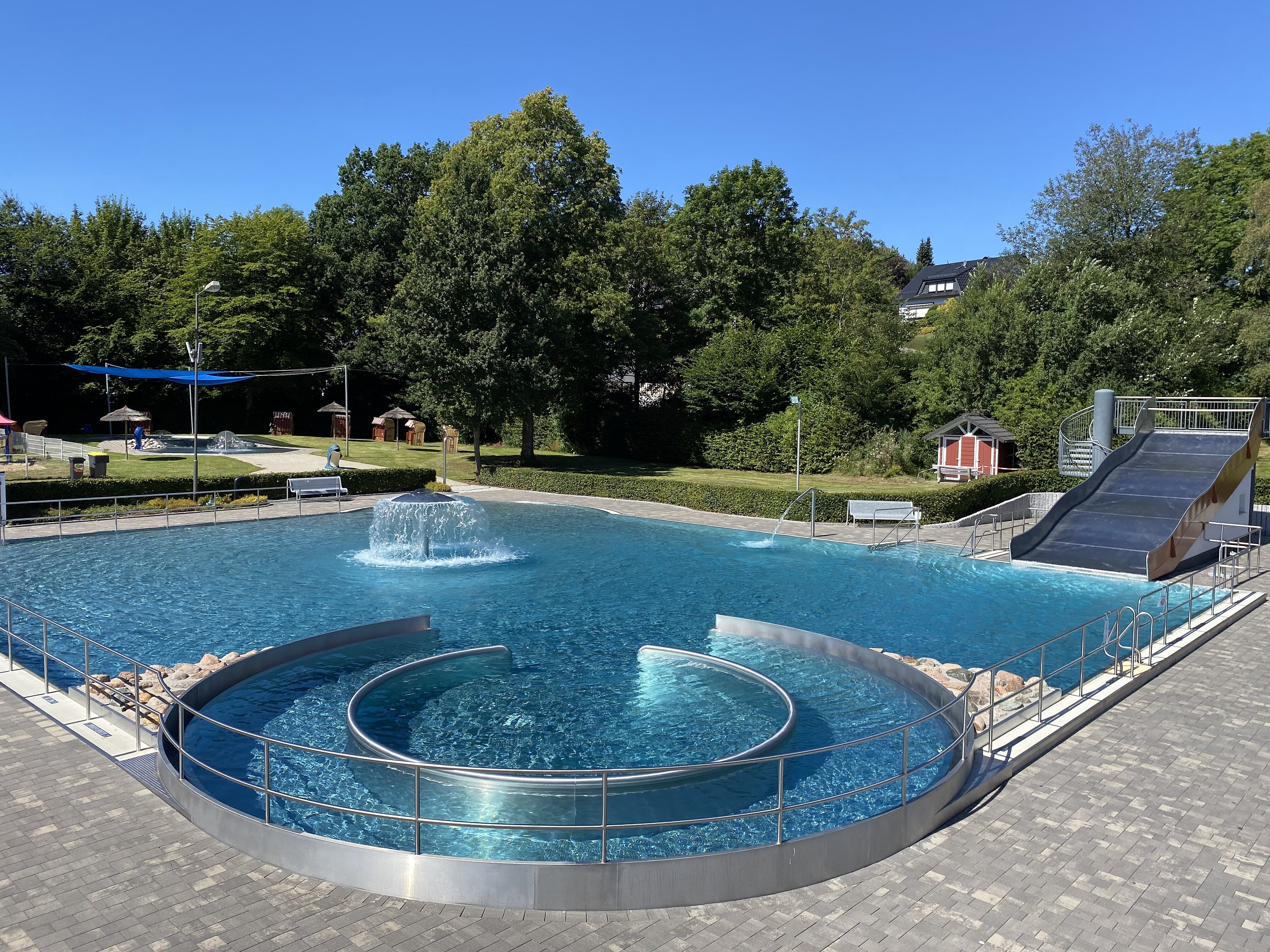 Eine Sicht auf das Nichtschwimmerbecken des Herscheider Freibads.